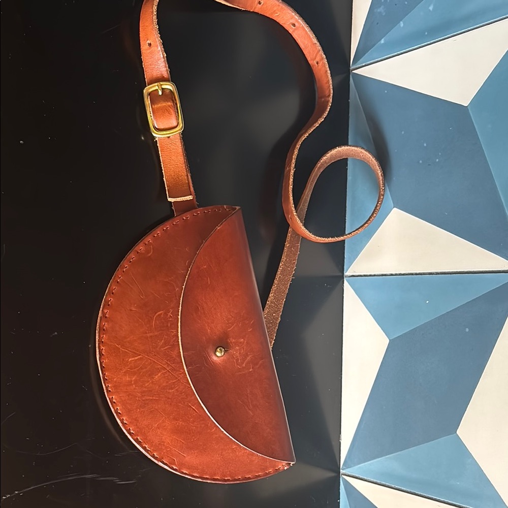 Elegant Tan Leather Crossbody Bag